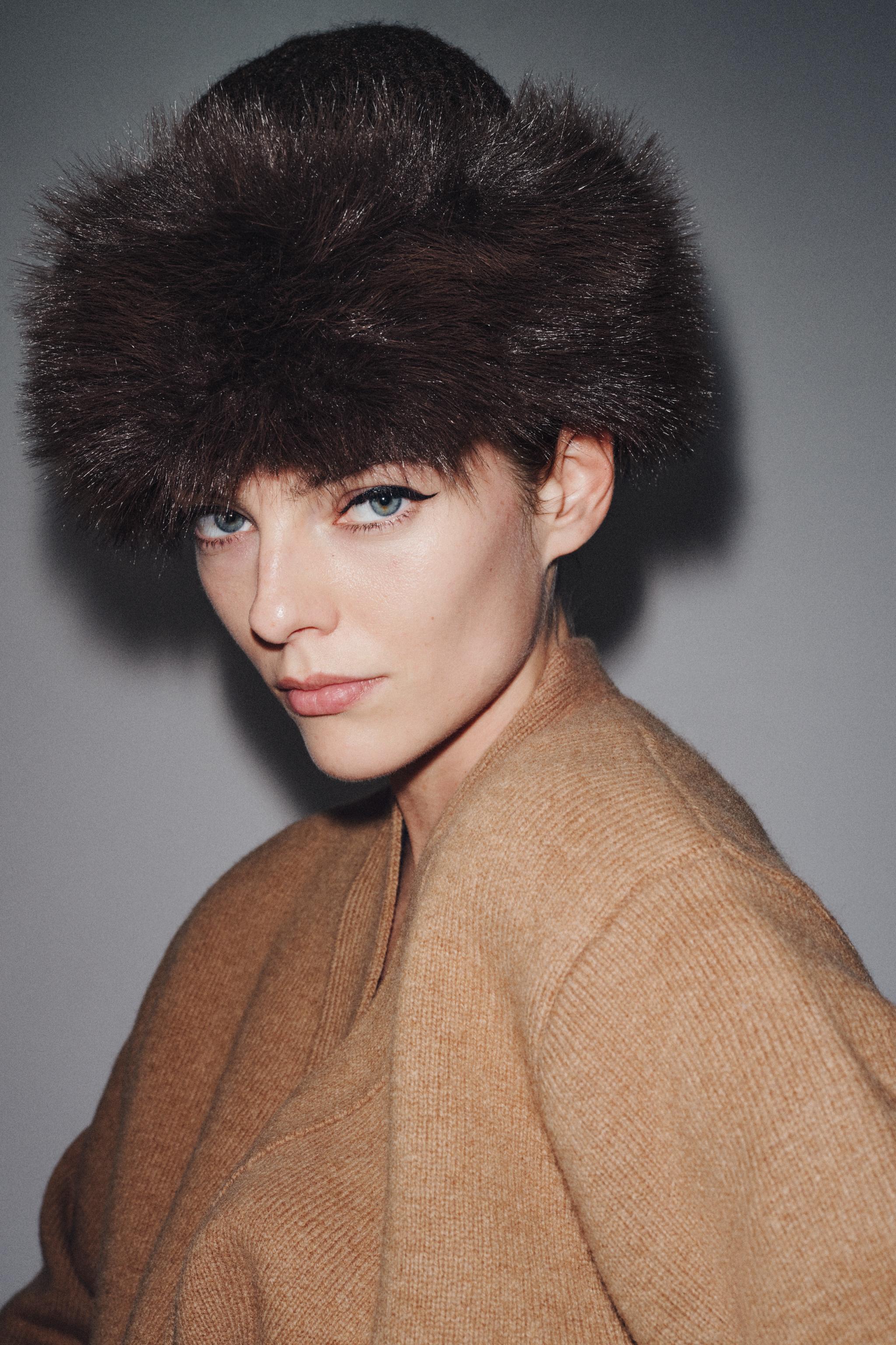 BONNET EN MAILLE EFFET FOURRURE